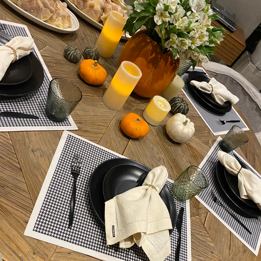 Individual de uso diario “pata de gallo en negro con marco blanco”